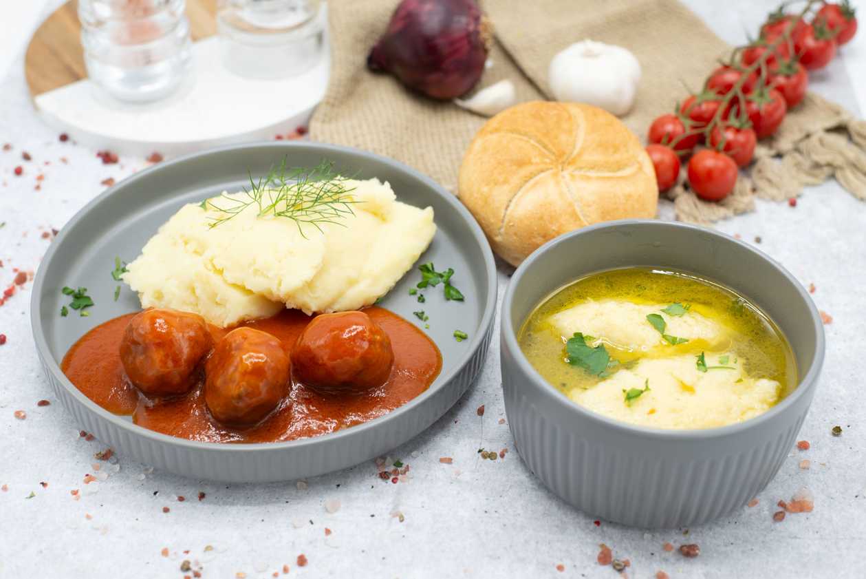 Supa cu galuste, chiftelute de porc cu sos tomat, cartofi piure cu unt,chifla