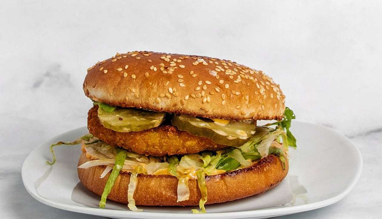 Kurací burger s hranolkami