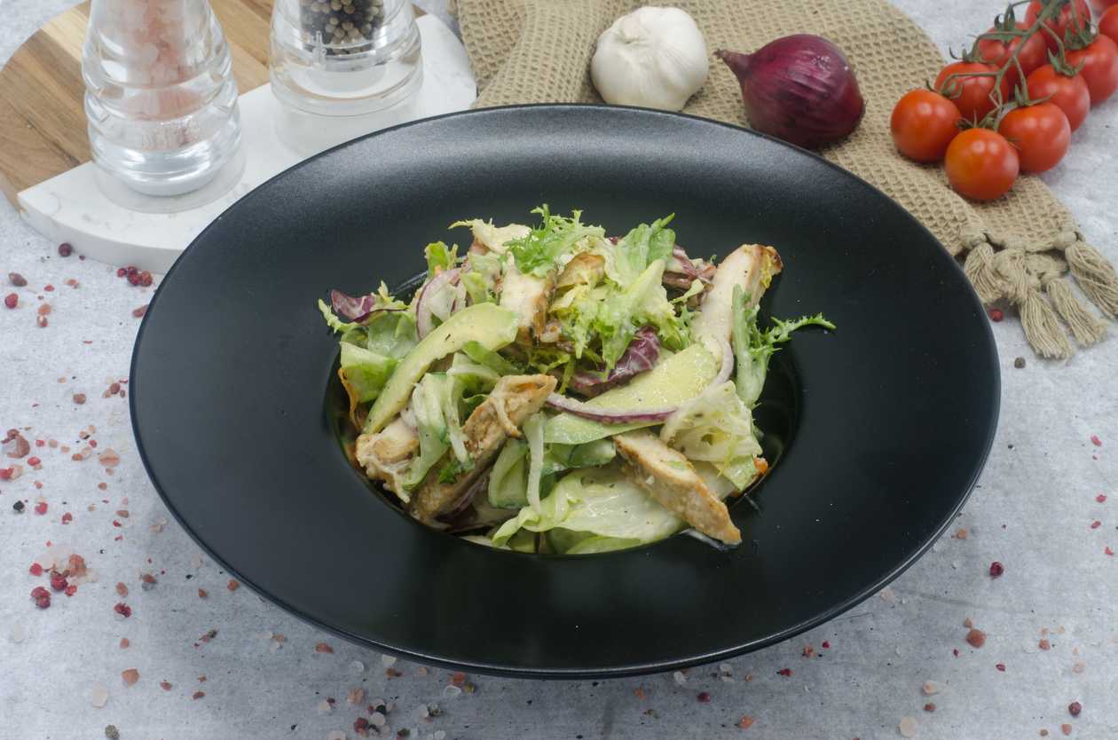 Salata cu pui,bacon si avocado