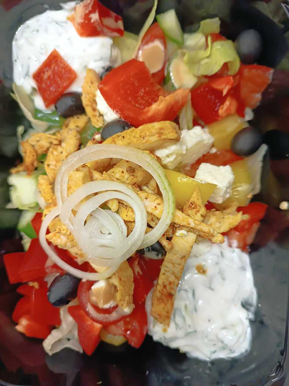Řecký zeleninový salát s olivami, balkánským sýrem a kuřecím gyrosem, tzatziki