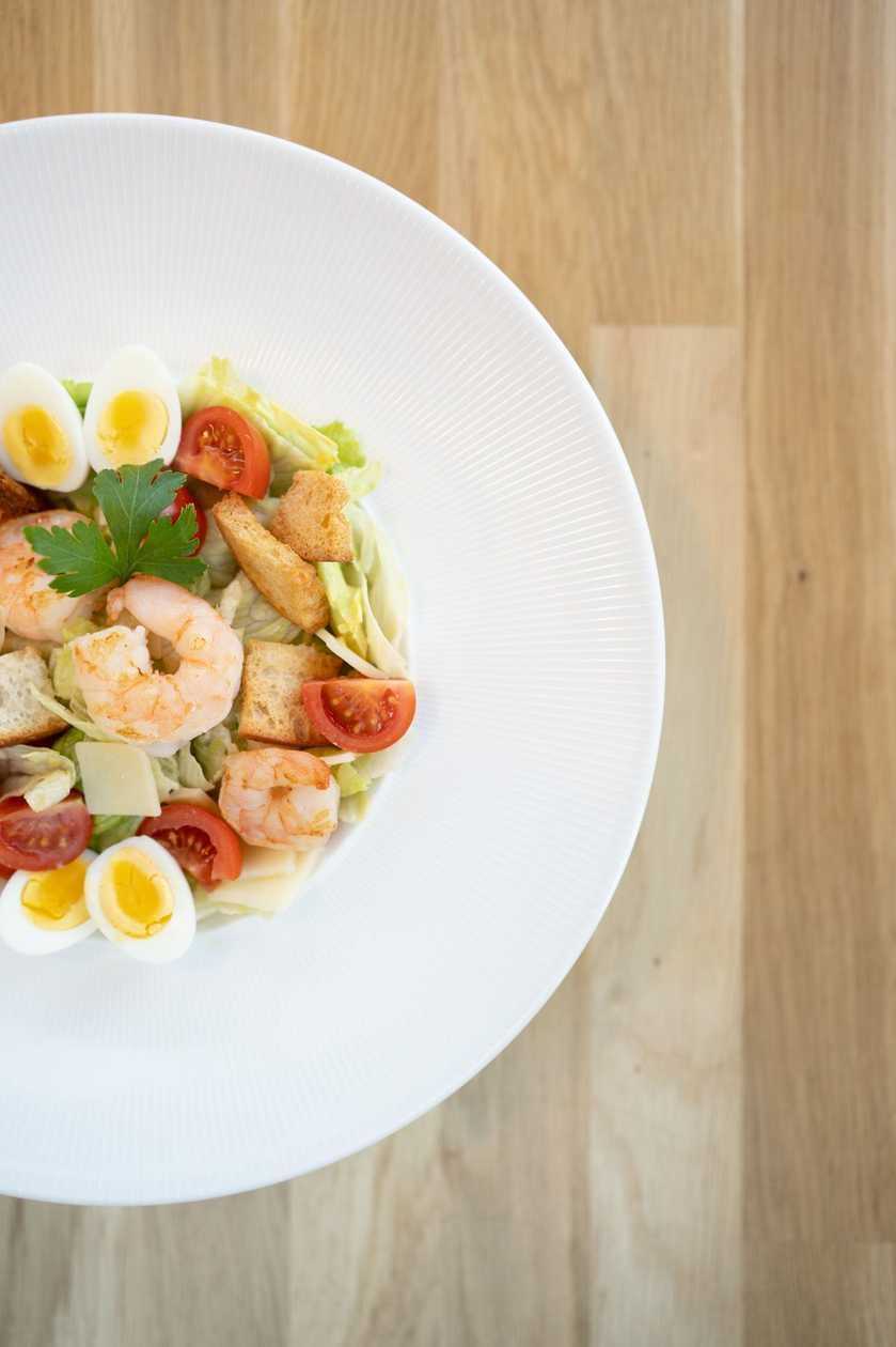 Салат Цезарь с креветками от Nady Cafe