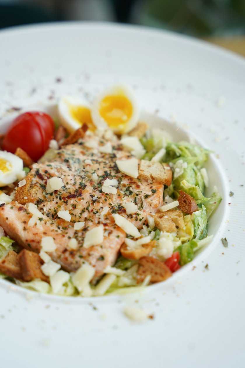 Салат Цезарь с лососем от Nady Cafe