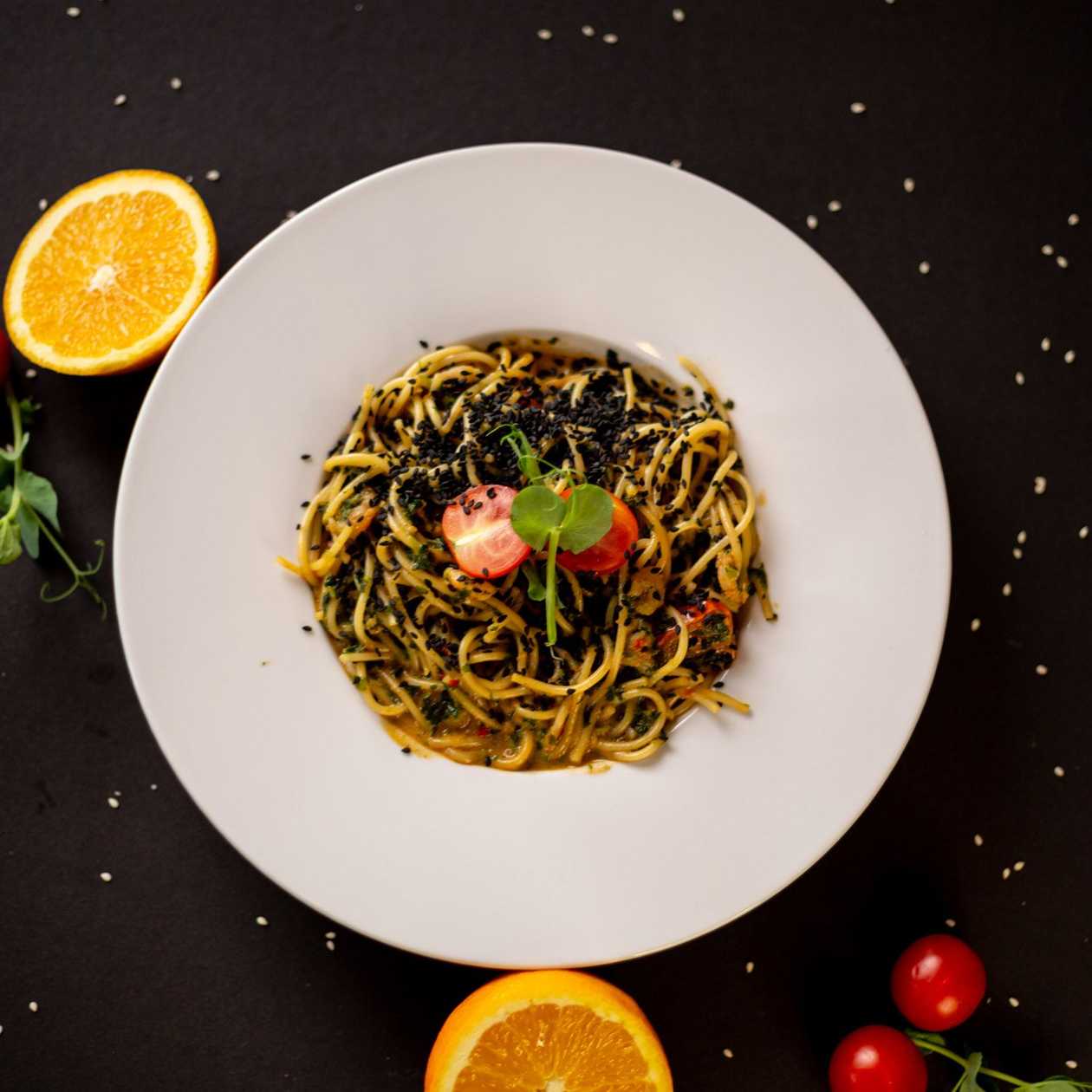 Spageti ar tīģergarnelēm, kokospienu un saldo čili mērci