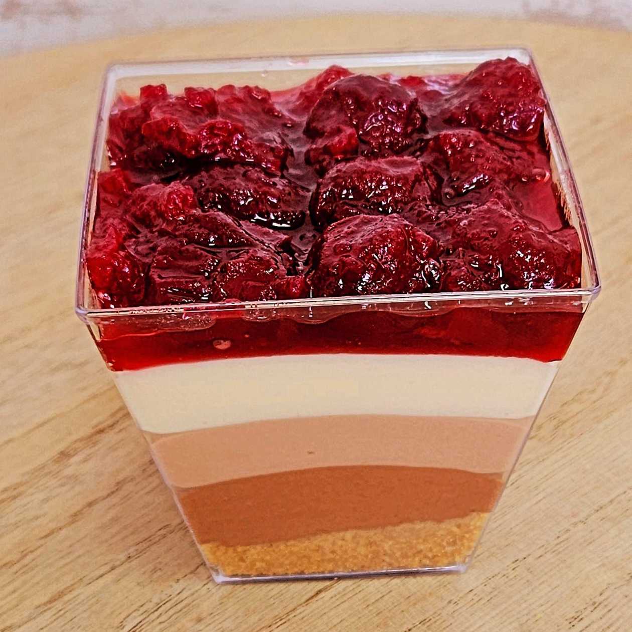 Trio mousse ciocolata cu fructe de padure