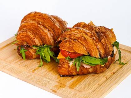 Круасан з індичкою та сиром
