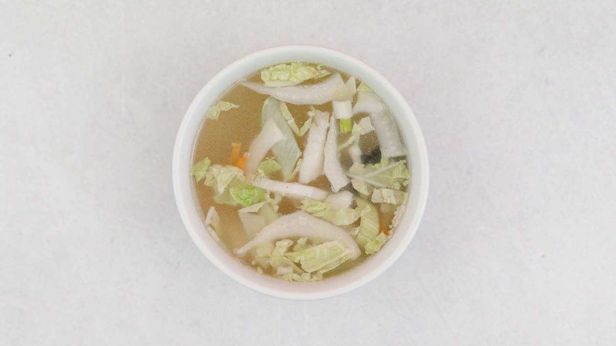 W22 Kuracia polievka s bambusovými výhonkami a hríbami