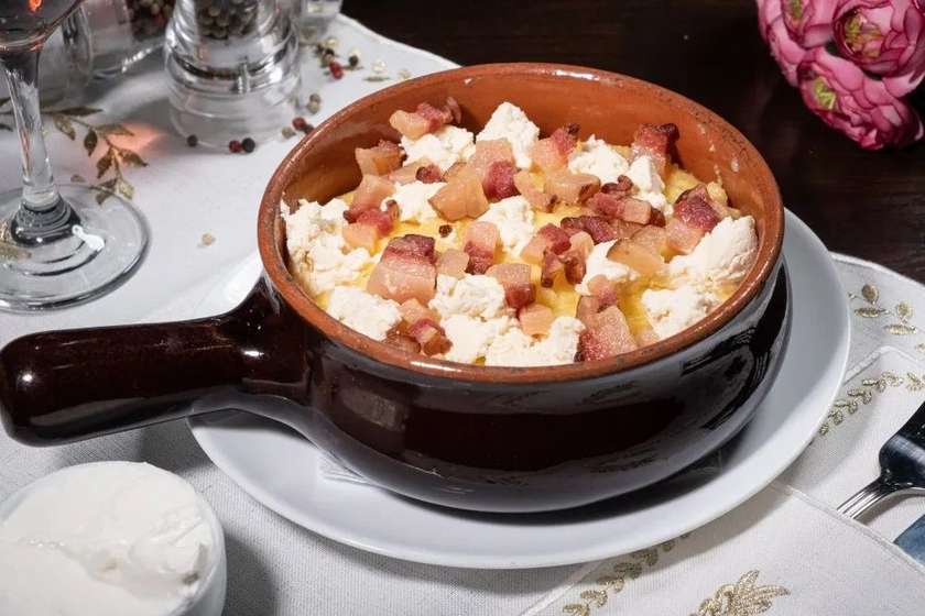 Mămăliguță cu brânză de vaci sau burduf, smântână și jumări