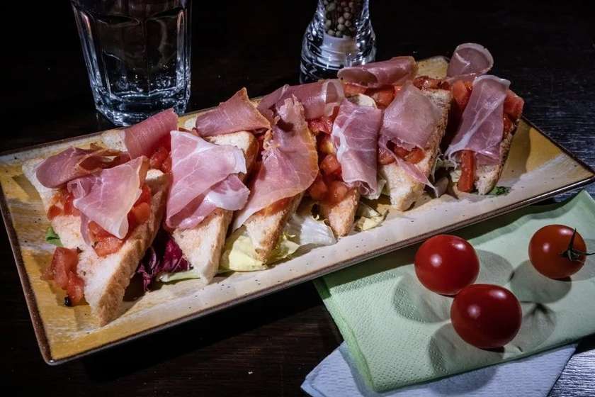 Bruschete cu roșii și prosciutto