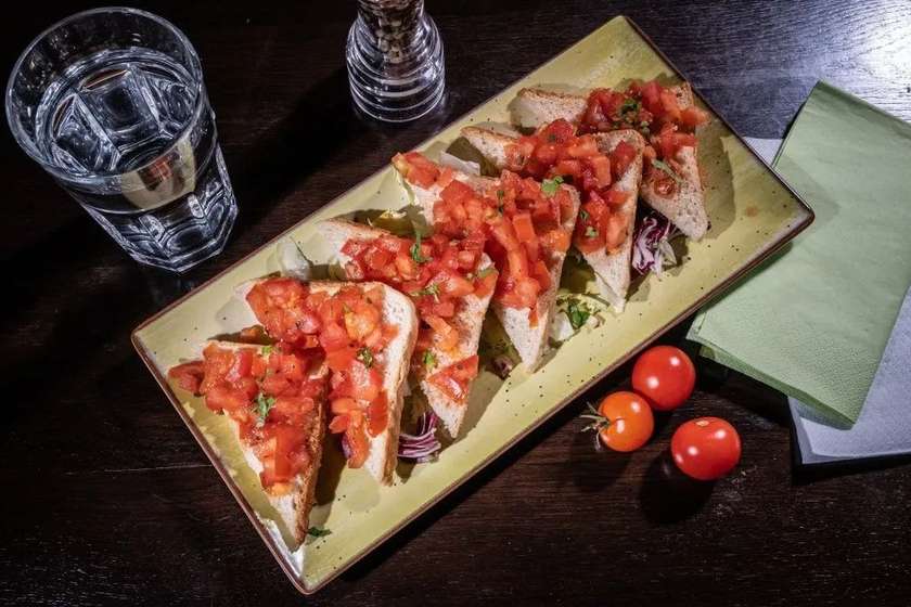 Bruschete cu roșii și usturoi