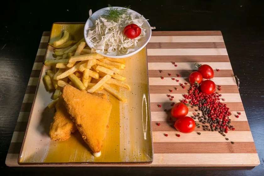 Cașcaval pane cu cartofi pai și salată de varză