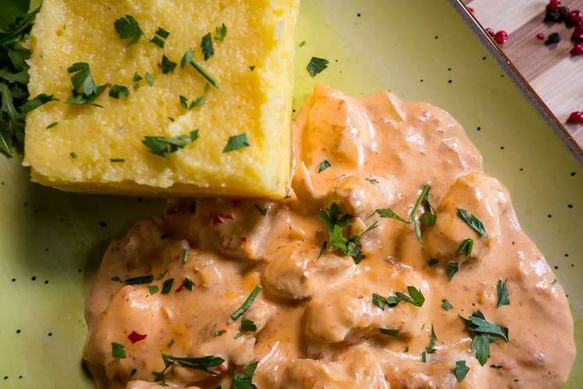 Papricaș de pui cu mămăliguță