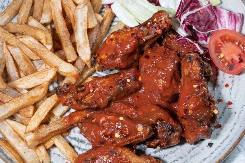 Aripioare picante cu cartofi prăjiți