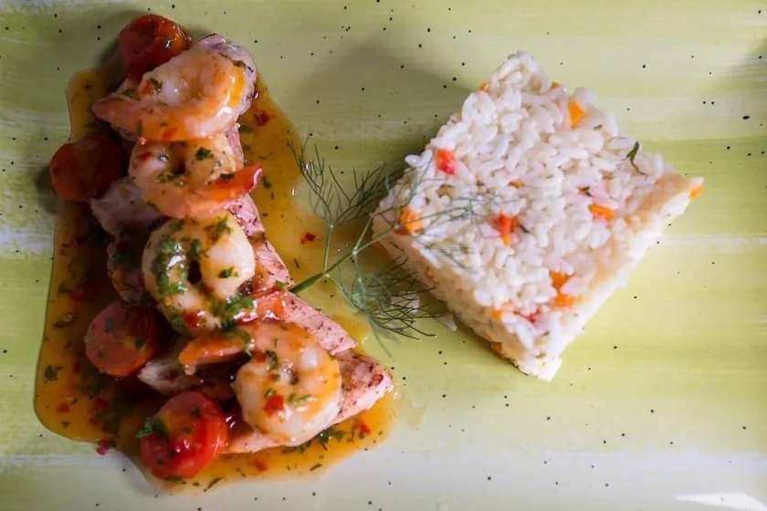 Piept de pui cu creveți, sos chilli și orez cu legume