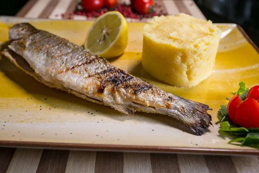 Păstrăv la grătar cu mămăligă și mujdei de usturoi