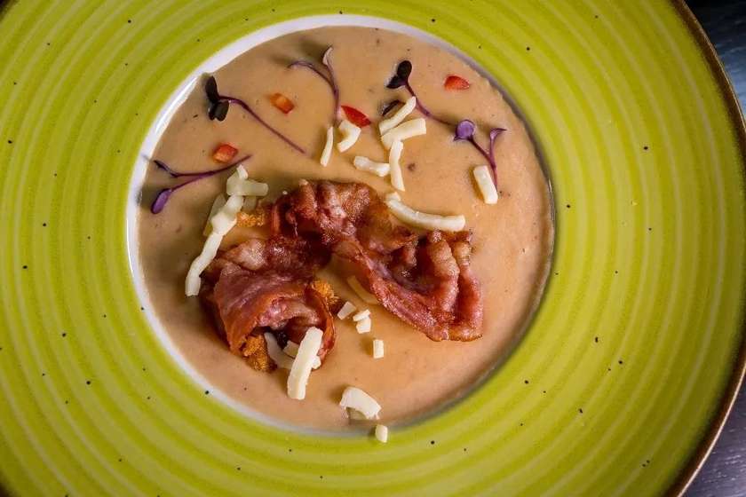 Supă cremă de cartofi cu bacon afumat