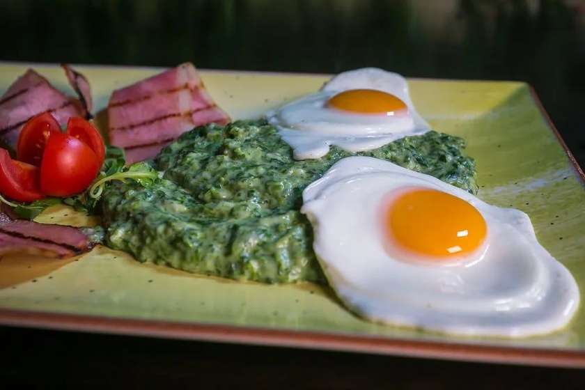 Spanac cu ochiuri și bacon