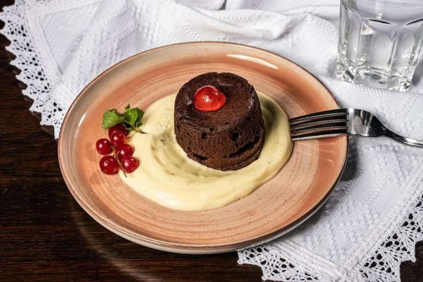 Fondant de ciocolată și sos de vanilie