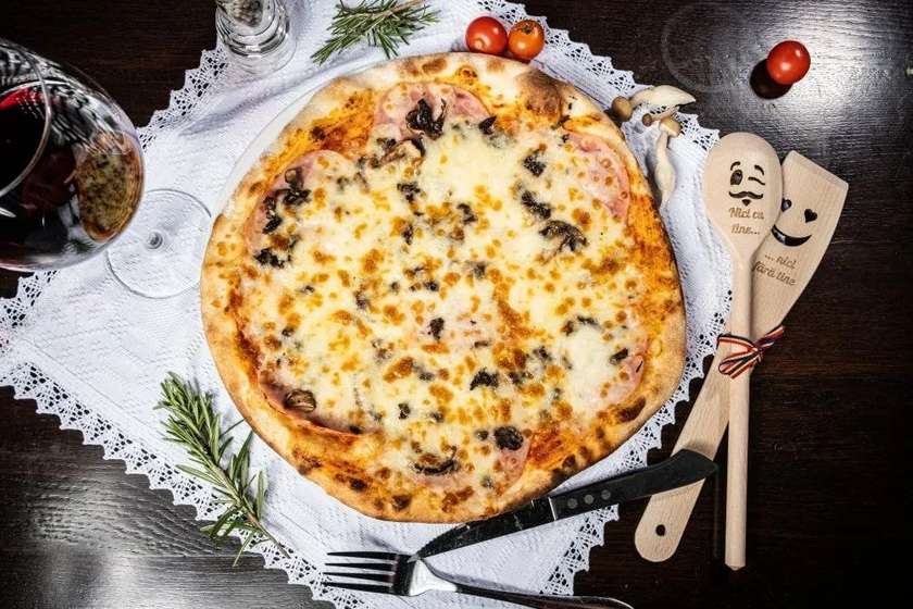 Pizza prosciutto e funghi