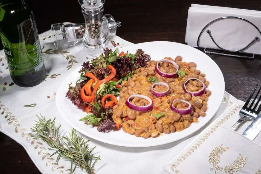 Fasole bătută cu ceapă și cârnați