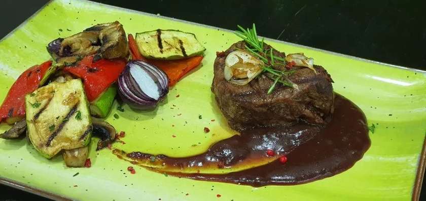 Mușchi de vită cu legume la grătar