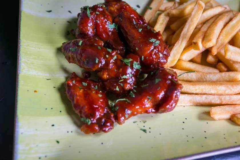 Aripioare BBQ cu cartofi prăjiți