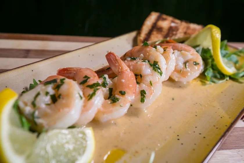 Creveți la tigaie cu sos de usturoi