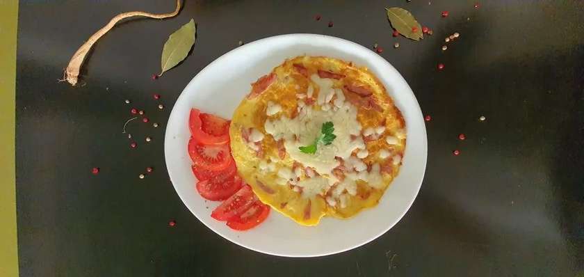 Omletă cu șuncă și cașcaval