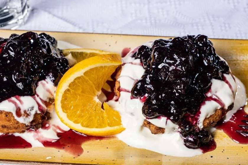 Papanași cu gem de afine și smântână