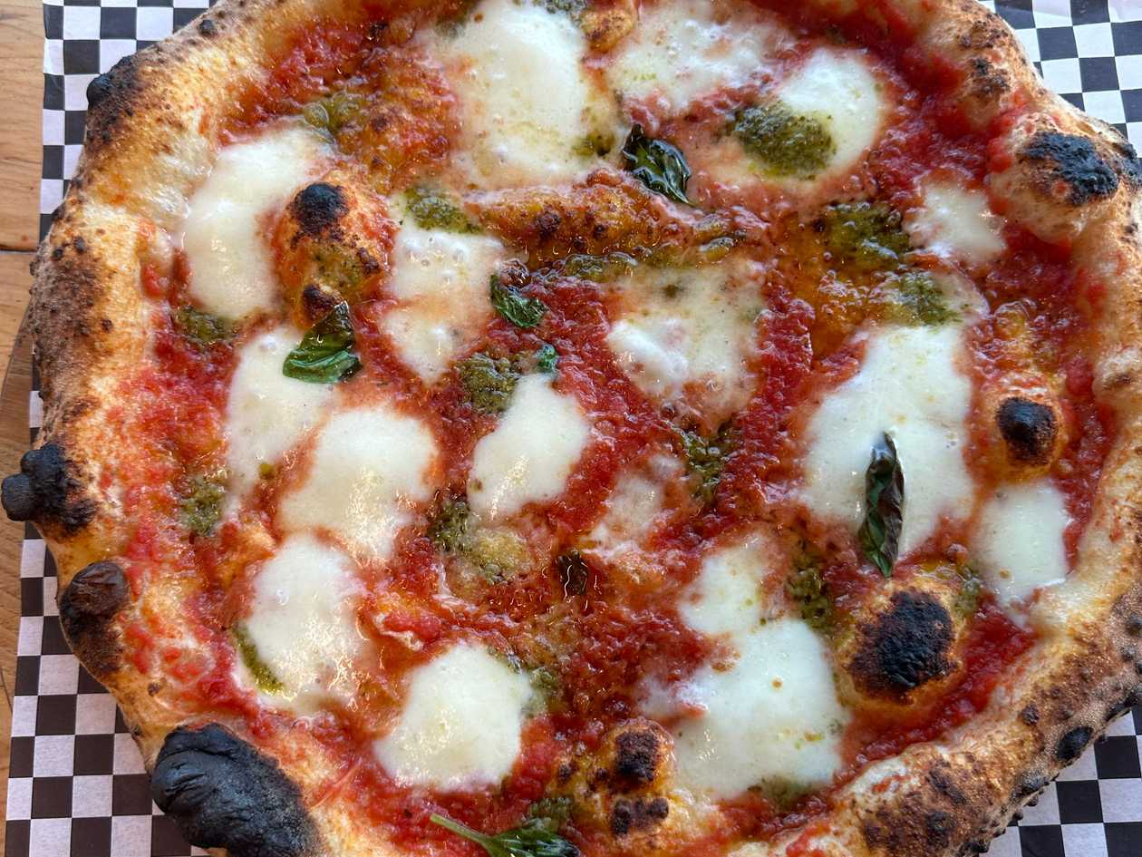 Green margherita pizza