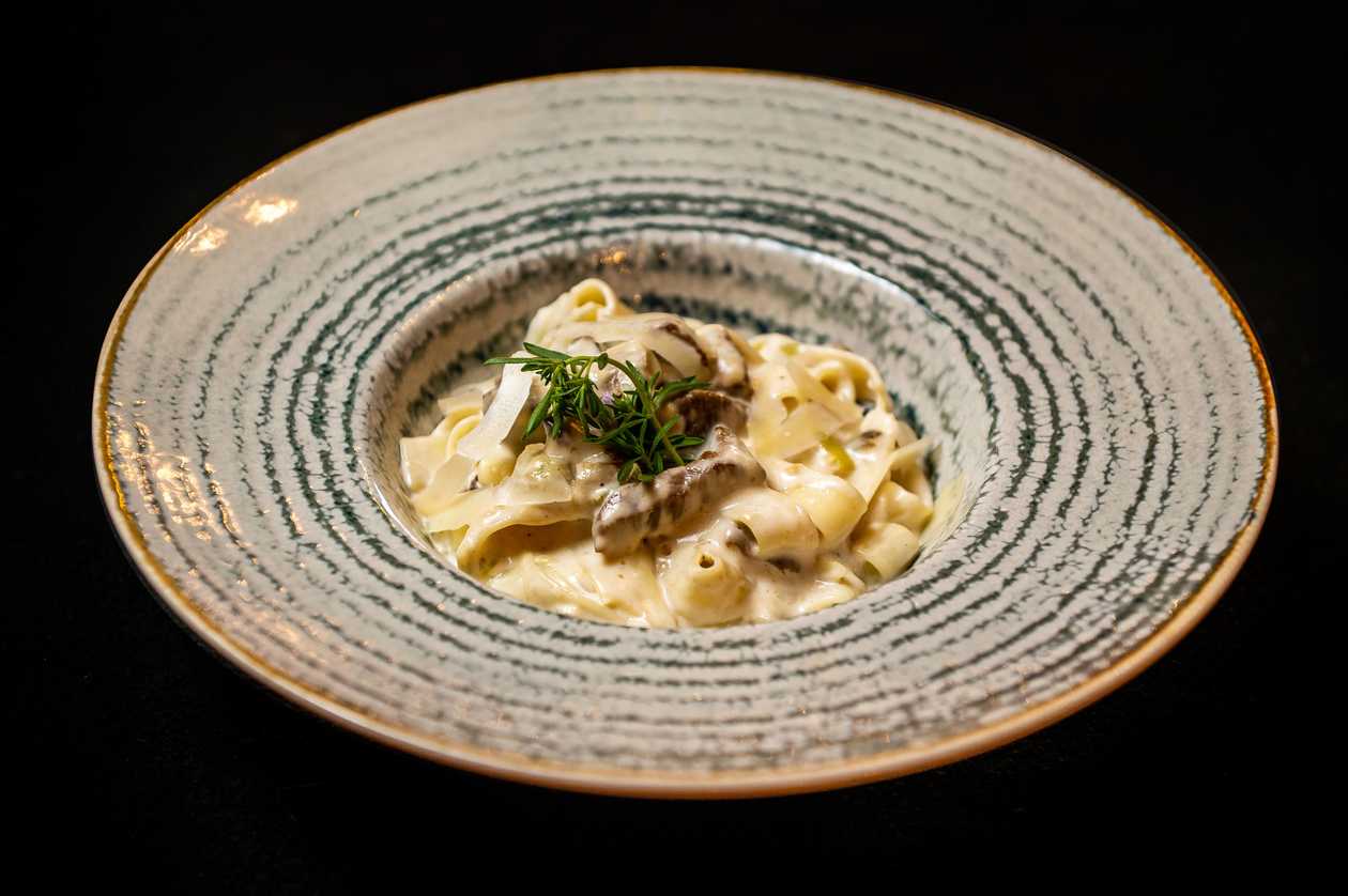 Tagliatelle with mushrooms and beef