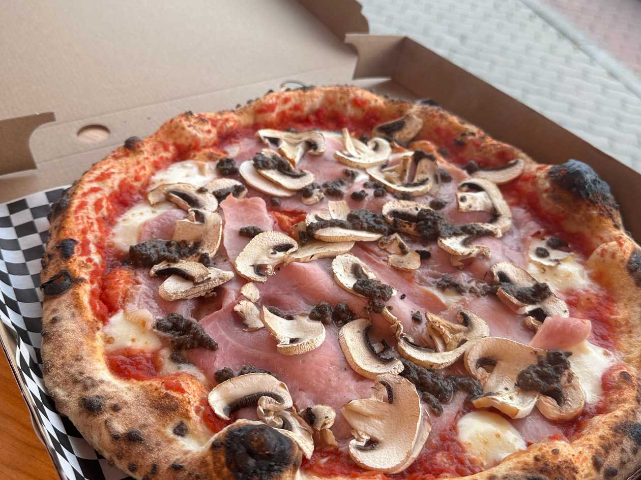 Truffled prosciutto pizza