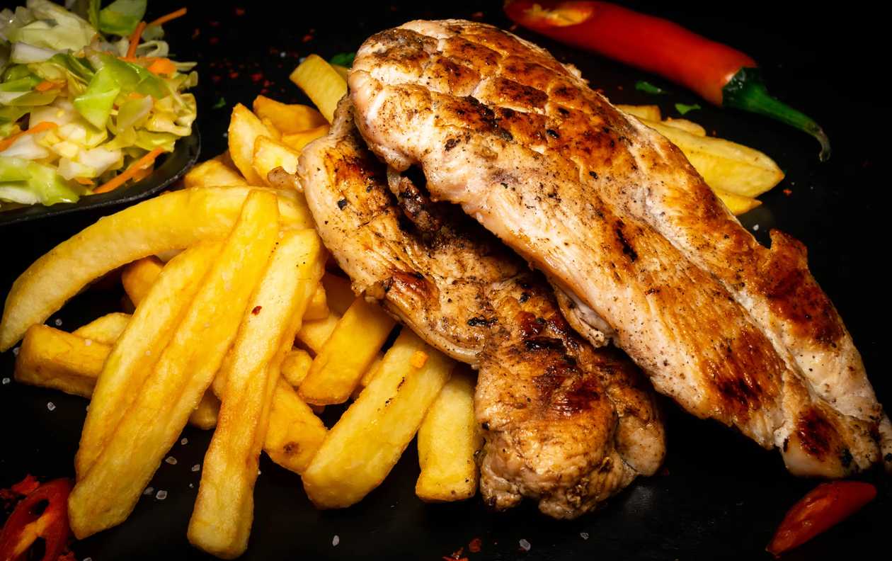 Grilled chicken drumsticks with fries