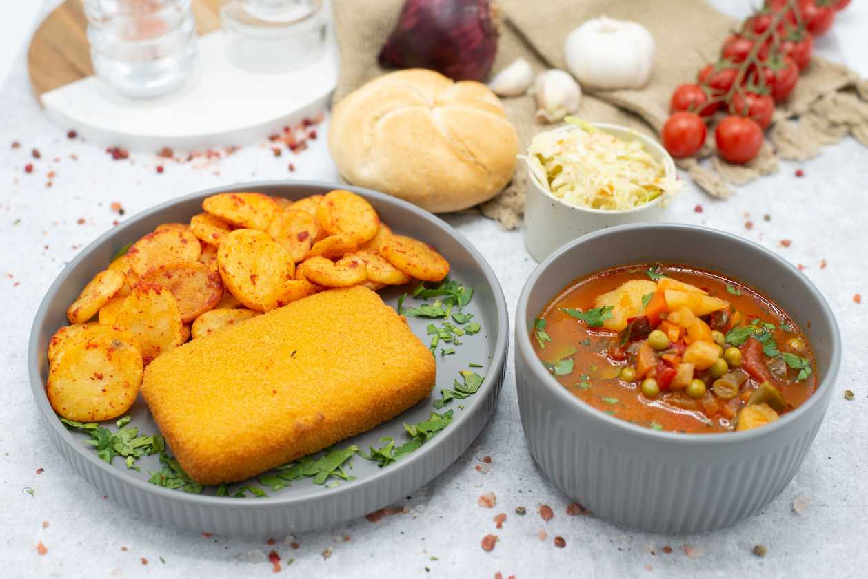 Ciorba de legume,cascaval pane cu pesmet auriu,rondele crocante de cartofi,salata de varza,chifla