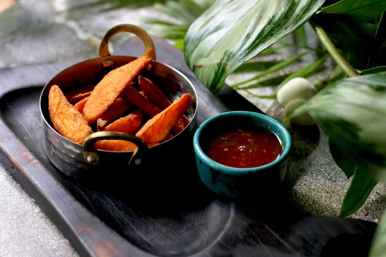 Діпи із батату із соусом sweet chili
