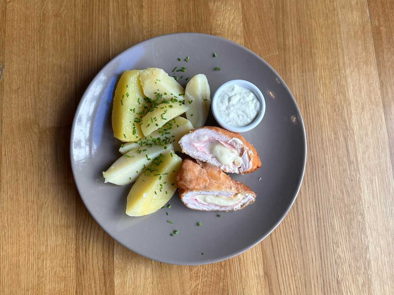 Kuřecí Cordon bleu plněný šunkou a uzeným sýrem, brambor, tatarka