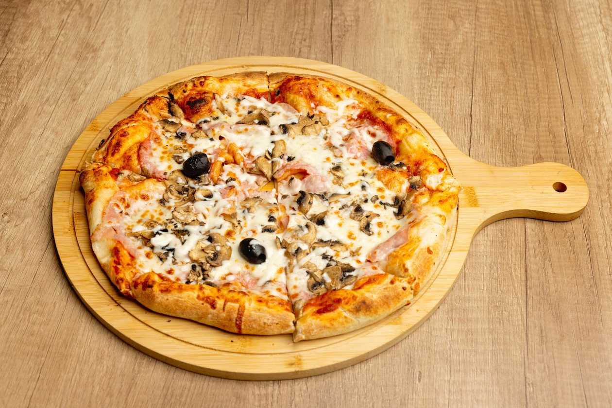 PIZZA PROCIUTTO SALAMI FUNGHI