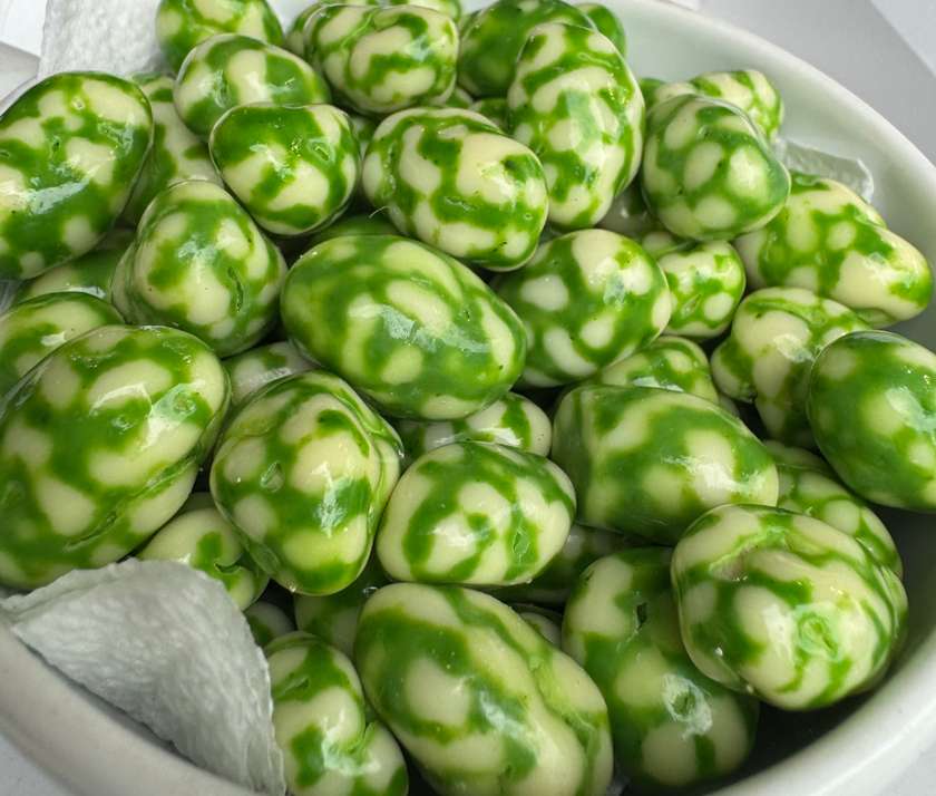 White chocolate pistachio core dragées