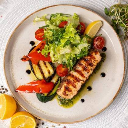 Grilled Salmon with Pesto Sauce (125/85/30u)
