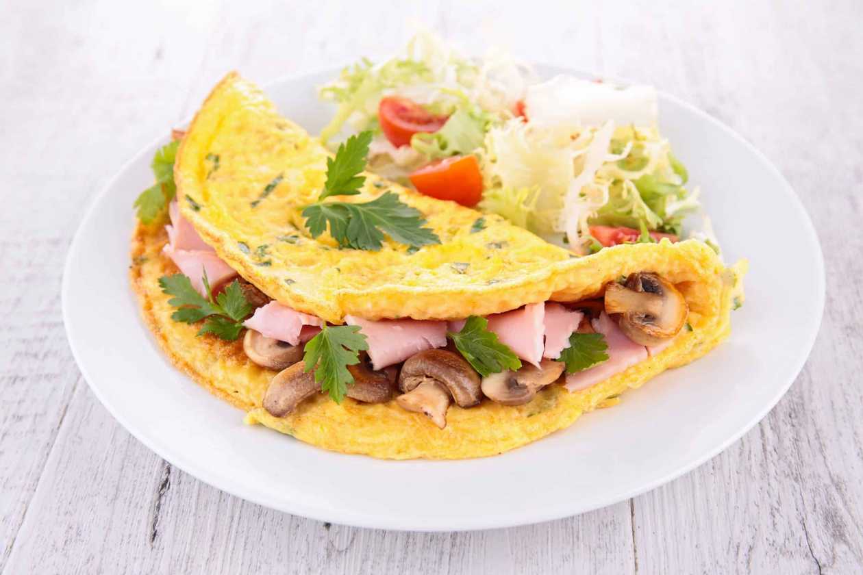 Omletă cu șunca,ciuperci si cașcaval