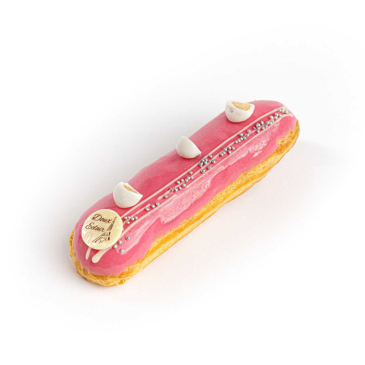 Eclair with raspberries