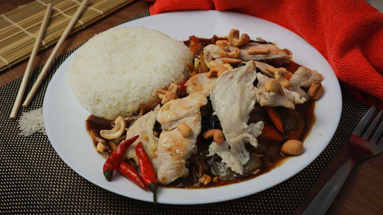 Chicken with rice and cashews