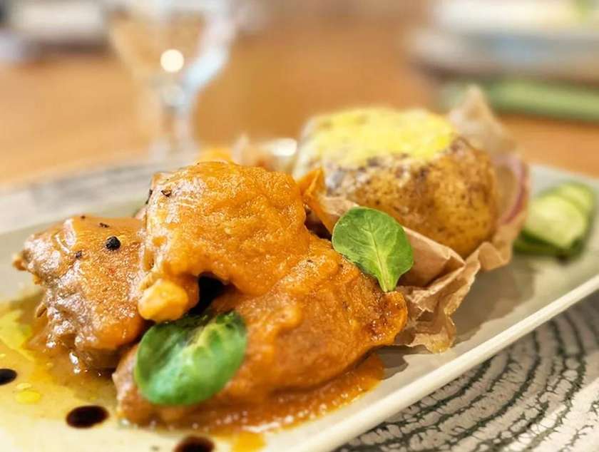 Obrăjori de porc în sos vânătoresc și cartof copt cu mix de brânzeturi