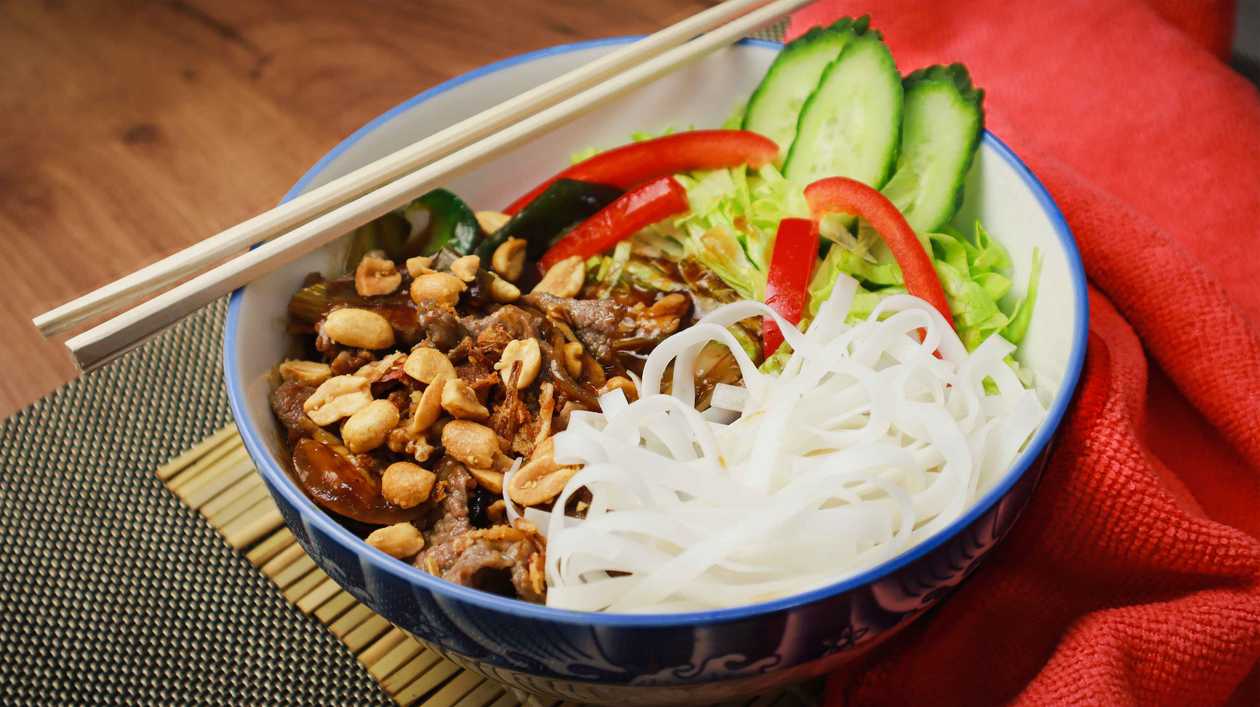 Rice noodles with beef