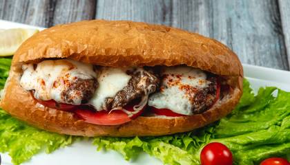 Köfte Çörekde Pendirli