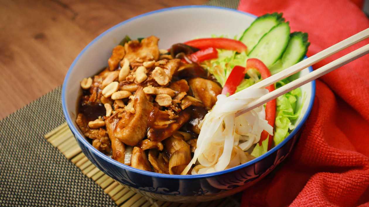 Rice noodles with chicken