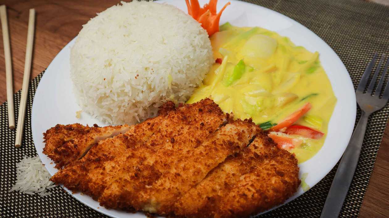 Chicken with mango sauce and rice