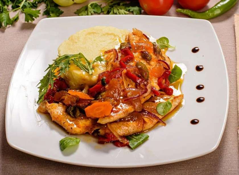 Friptura casei: piept de pui cu legume caramelizate în gem de caise