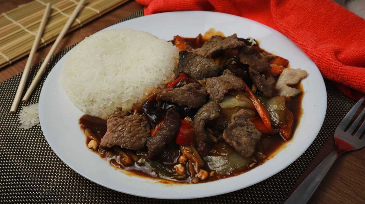 Beef with vegetables and rice