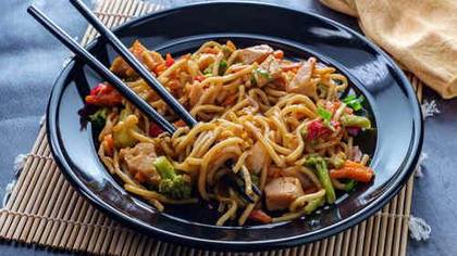 Fried noodles with chicken