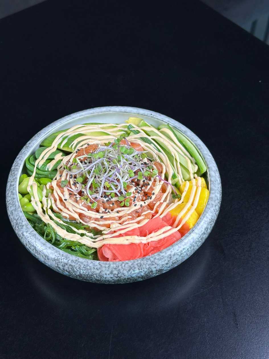 Poke bowl s marinovaným lososom